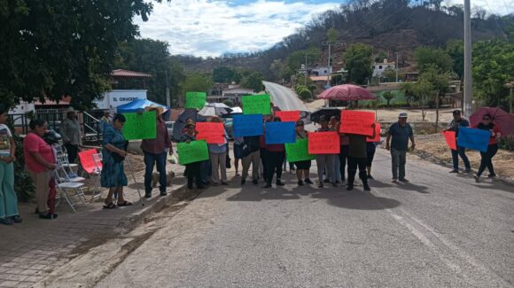 Por recibos de más de 32 mil pesos, habitantes de Jesús María, Culiacán, bloquean paso a la hidroeléctrica de CFE en El Varejonal
