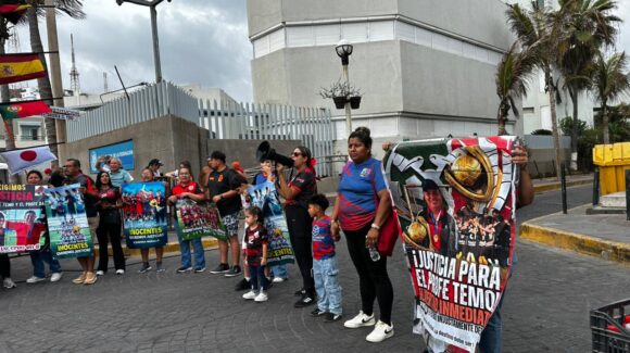 ‘Libres los queremos’, protestan por Temo y Dago en medio de la Fiesta Futbolera de Mazatlán, Sinaloa