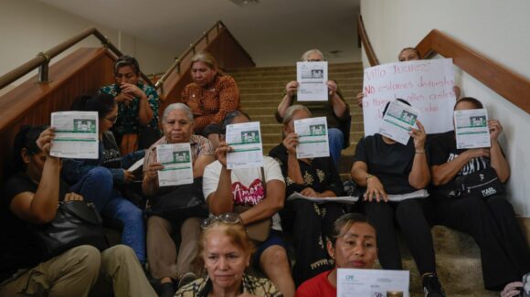 Usuarios inconformes por cobros excesivos de la CFE “revientan” sesión del Congreso de Sinaloa