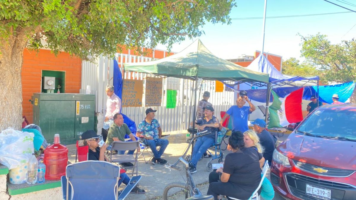 mantienen manifestantes bloqueo en cfe en guasave
