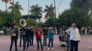 manuel sanchez villalpando empresario restaurantero y propietario de mariscos el cuchupetas musica