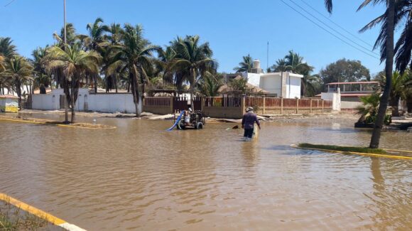 Mar de fondo vuelve a inundar acceso a Las Glorias; trabajan más de 12 horas para retirar el agua en Guasave, Sinaloa