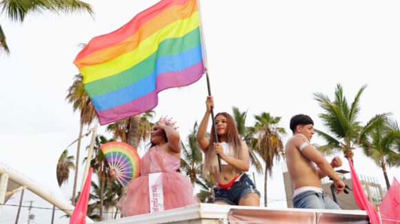 ‘De revolución arcoíris’ se pinta Mazatlán, Sinaloa, con la Marcha del Orgullo 2026: inclusión, turismo y diversidad llenan el Malecón