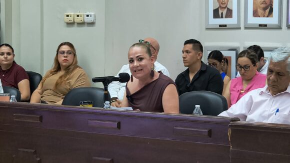Regidora Maribel Chollet exige transparentar contratos, nómina y permisos de gasolineras en Mazatlán
