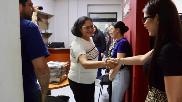 Minerva Osuna supervisa oficinas del Ayuntamiento en su primer recorrido como alcaldesa provisional