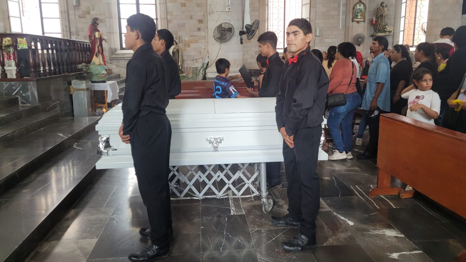 Dan último adiós a Ramiro y Grecia en Escuinapa, Sinaloa; le cumplen a la paratleta su cortejo de XV años