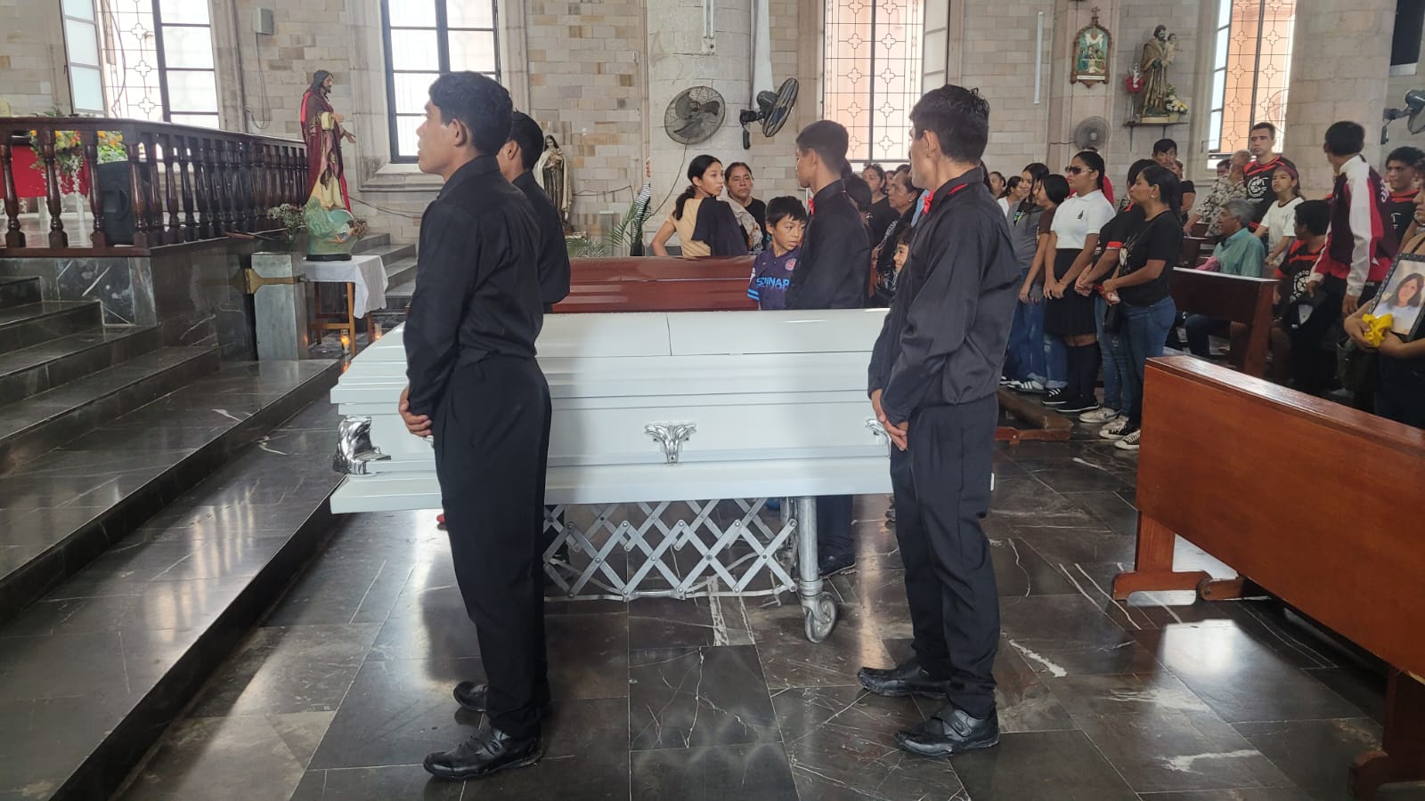 Dan último adiós a Ramiro y Grecia en Escuinapa, Sinaloa; le cumplen a la paratleta su cortejo de XV años