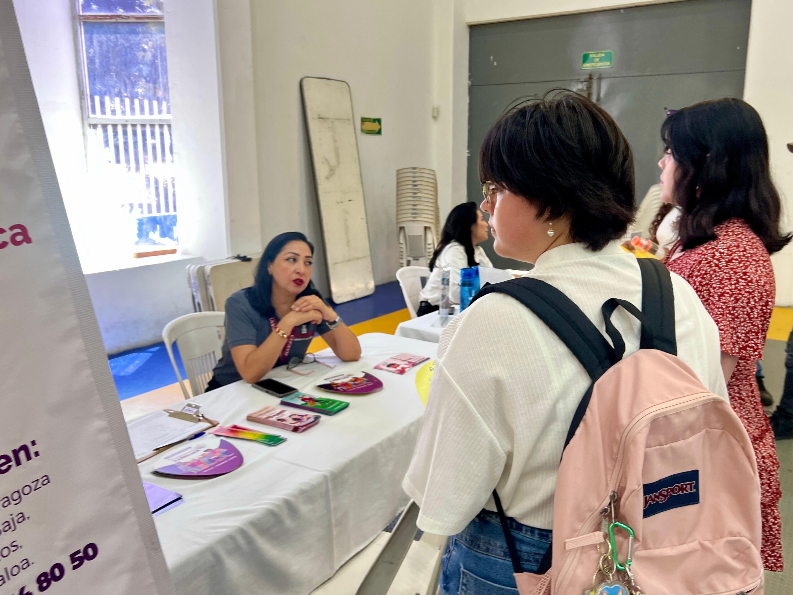 Módulo de Cepavif en la Feria del Empleo en Mazatlán