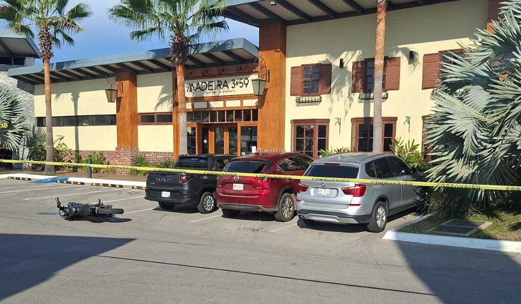 Moto abandonada tras enfrentamiento por la zona de Galerías, en Mazatlán