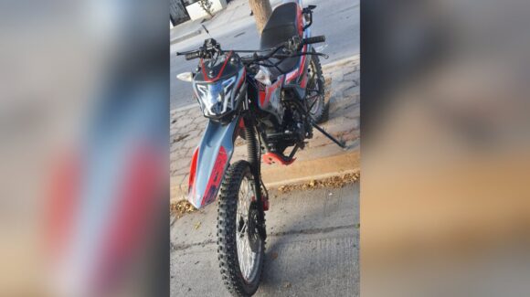 Jesús choca en su motocicleta contra un árbol y resulta lesionado en Guasave, Sinaloa