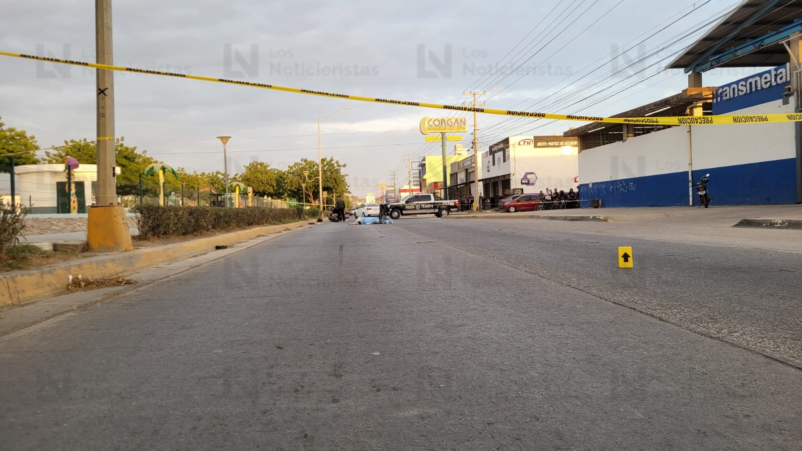 Accidente entre motociclista y peatones en Mazatlán deja una persona fallecida y cuatro heridas