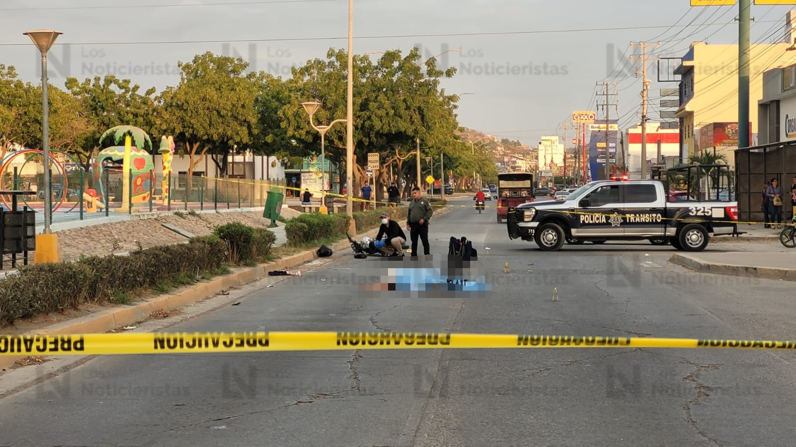 Accidente entre motociclista y peatones en Mazatlán deja una persona fallecida y cuatro heridas