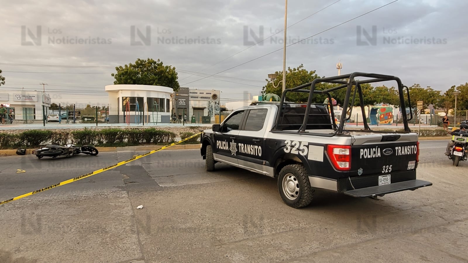 Accidente entre motociclista y peatones en Mazatlán deja una persona fallecida y cuatro heridas