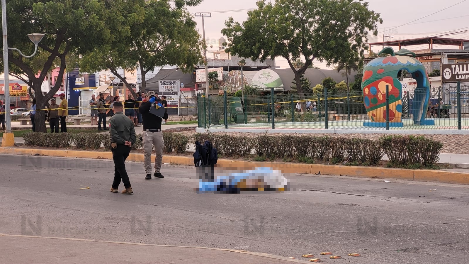 Accidente entre motociclista y peatones en Mazatlán deja una persona fallecida y cuatro heridas