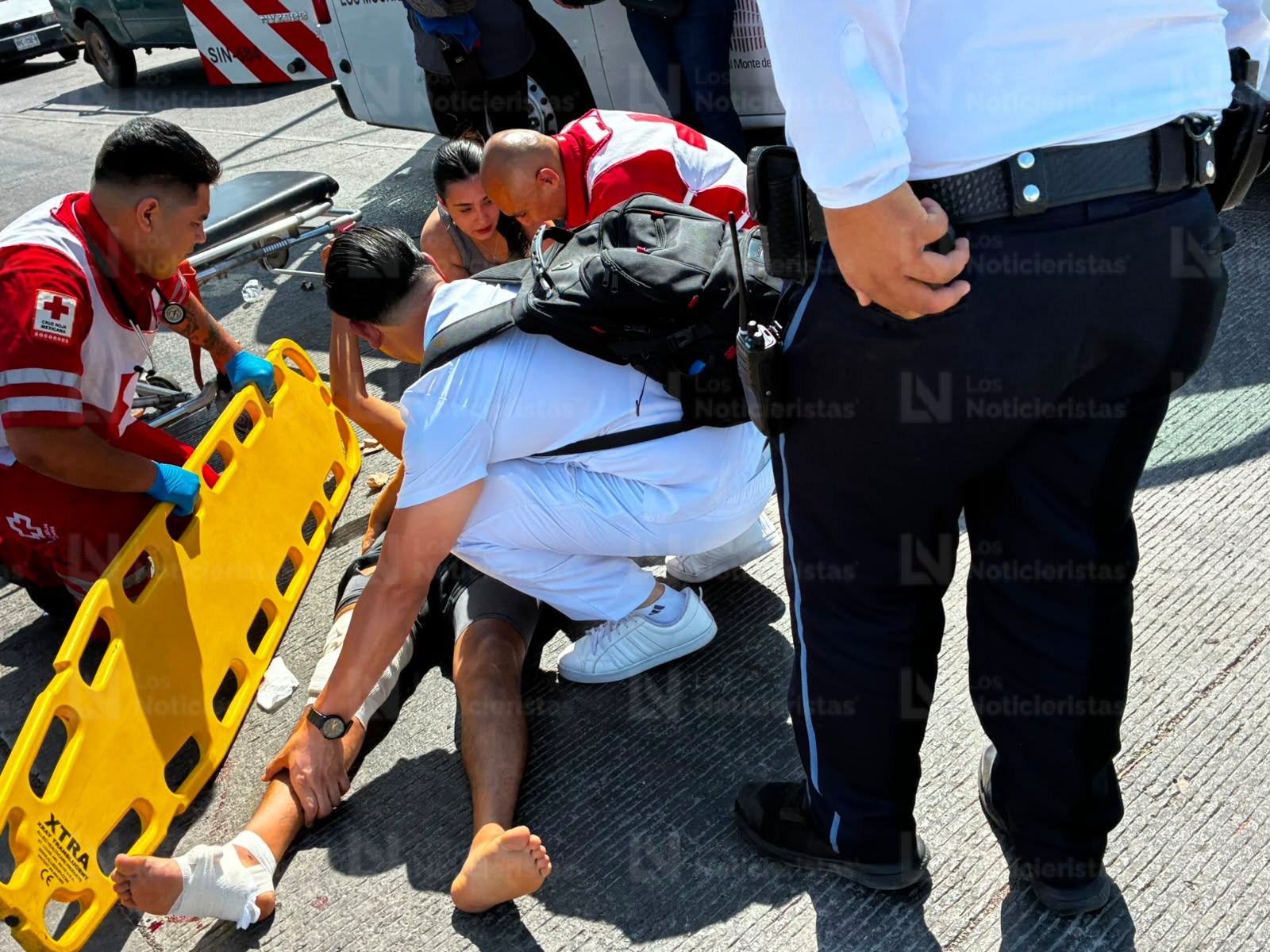 Paramédico de Cruz Roja atendiendo a motociclista arrollado