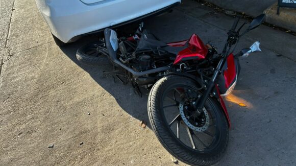 Motociclista sufre fractura luego de ser arrollado por una camioneta en el sector Centro de Los Mochis, Sinaloa