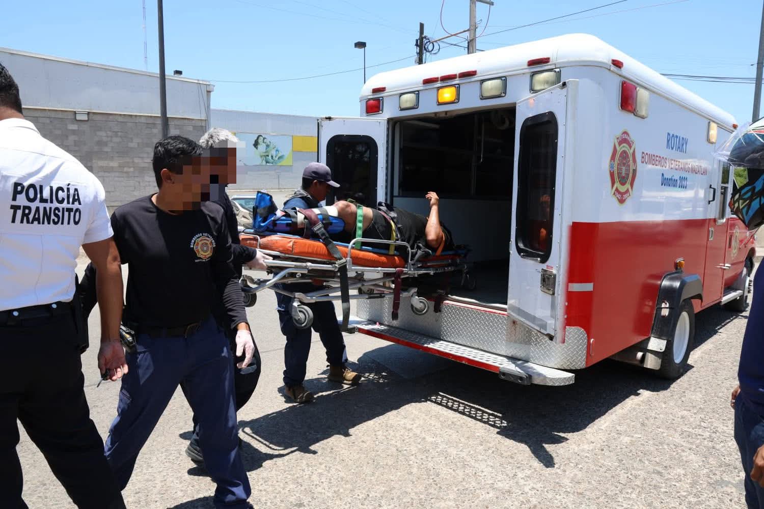 Motociclista choca contra auto en Mazatlán, Sinaloa