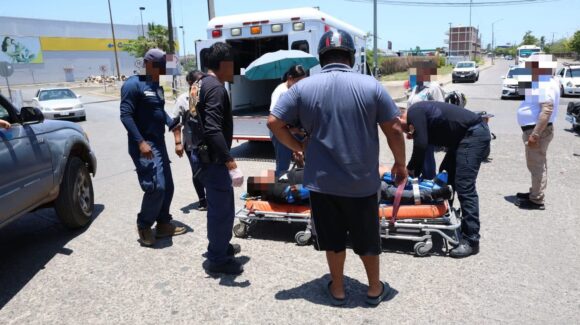 Joven motociclista resulta lesionado tras choque contra camioneta en el sur de Mazatlán, Sinaloa