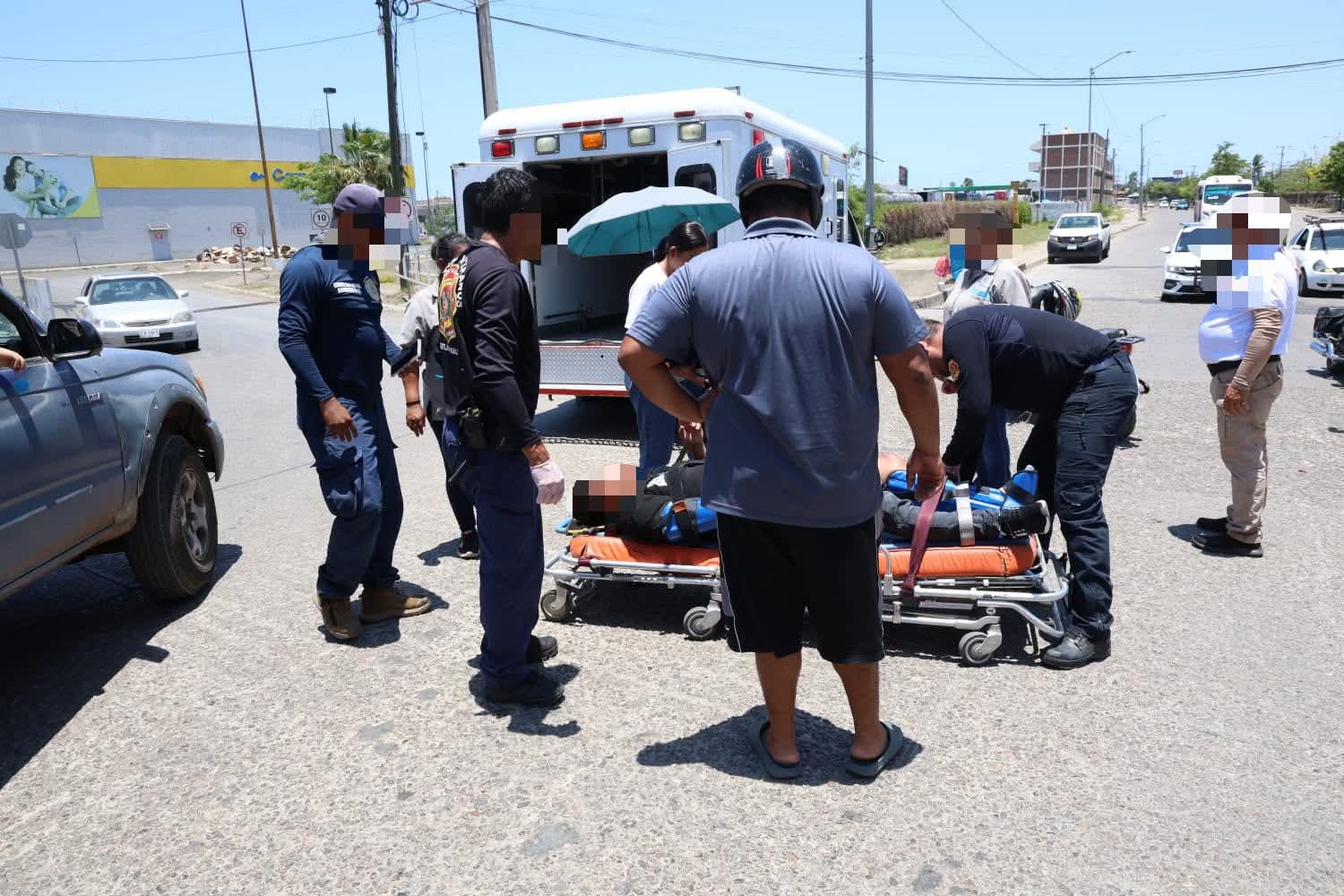 Motociclista choca contra auto en Mazatlán, Sinaloa