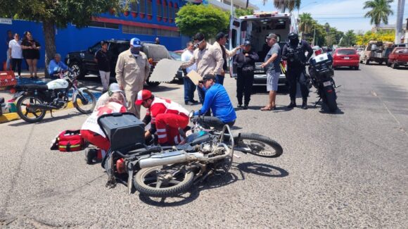 Motociclista resulta lesionado tras ser arrollado por conductor en el Centro de Los Mochis, Sinaloa