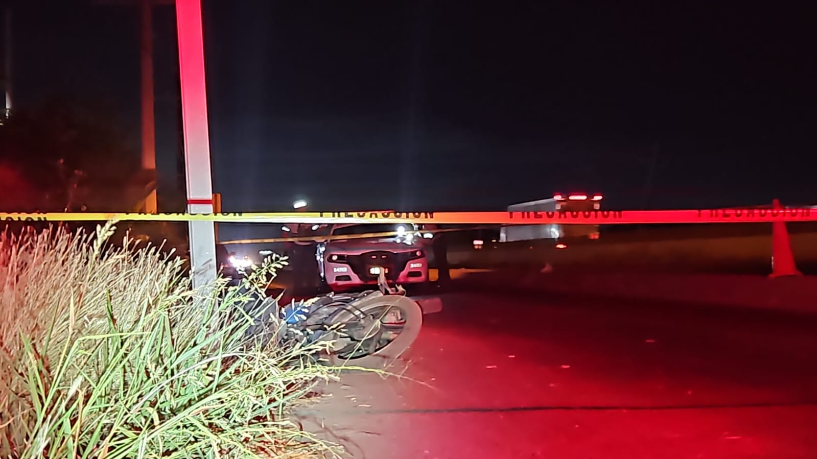 Hallan a motociclista sin vida sobre la carretera Culiacán-Eldorado