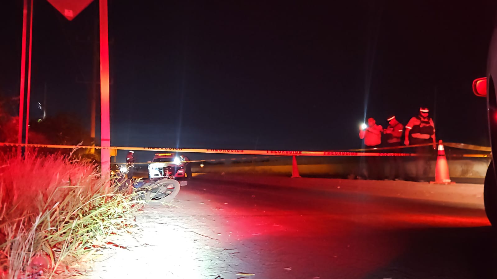 Hallan a motociclista sin vida sobre la carretera Culiacán-Eldorado