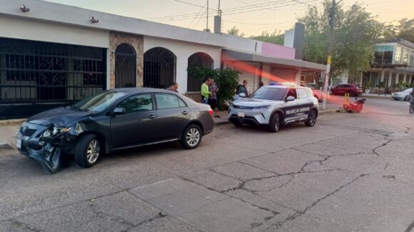 Dos jóvenes ingresan a un hospital luego de ser arrollados por un vehículo en la 12 de Octubre, en Los Mochis, Sinaloa