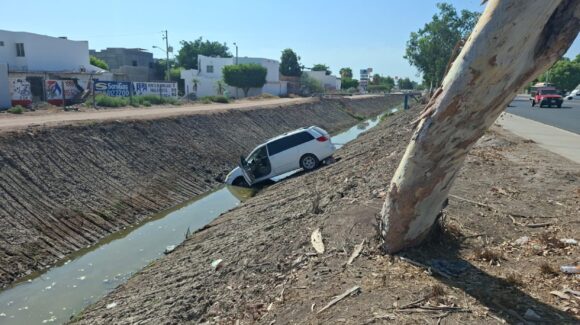 Mujer deja encendida vagoneta y termina dentro de un canal en Los Mochis, Sinaloa