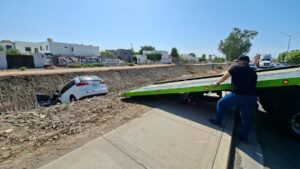 mujer cae en su unidad a un canal de los mochis grua