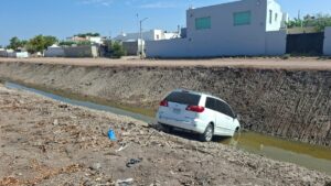 mujer cae en su unidad a un canal de los mochis lugar