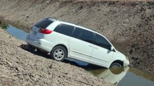 mujer cae en su unidad a un canal de los mochis sinaloa