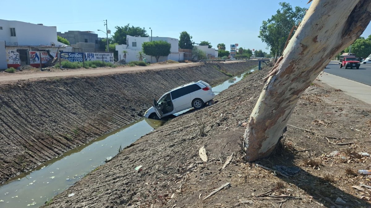 mujer cae en su unidad a un canal de los mochis