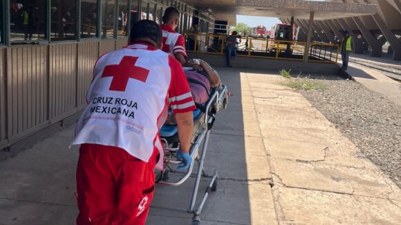 Mujer pierde un pie al intentar subir al tren de carga en Estación Sufragio, El Fuerte, Sinaloa