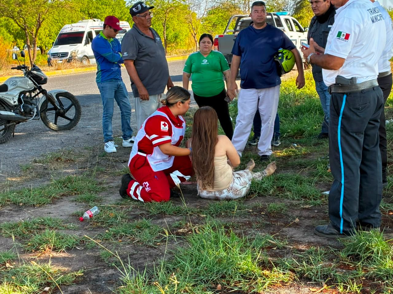 Mujer vuelca en el ejido Campo 4, en El Fuerte