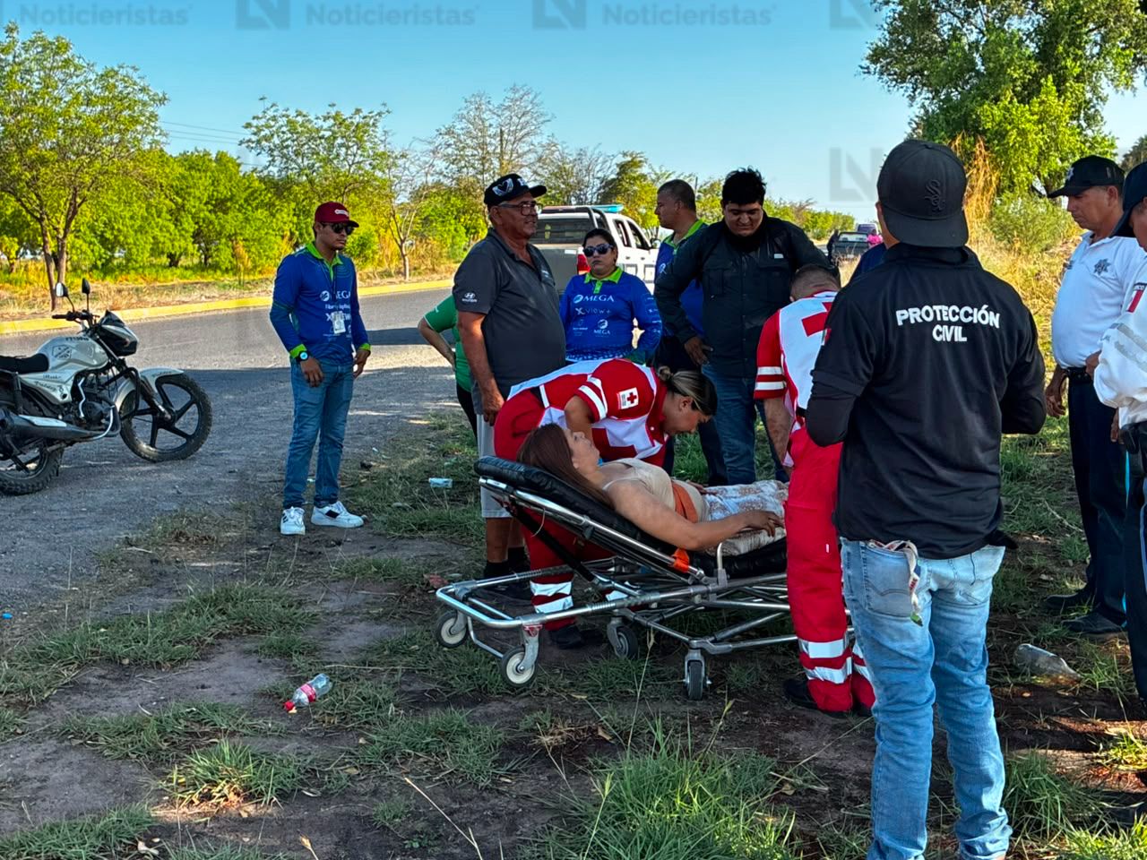 Mujer vuelca en el ejido Campo 4, en El Fuerte