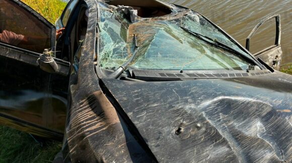 Mujer resulta lesionada tras sufrir volcadura en el ejido Campo 4, en El Fuerte, Sinaloa