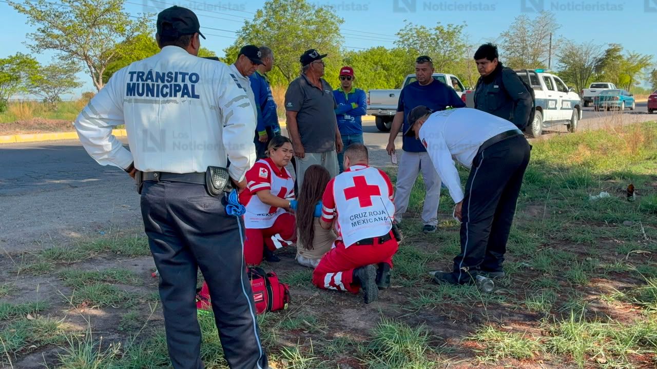 Mujer vuelca en el ejido Campo 4, en El Fuerte