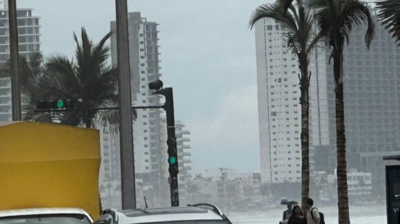 ¡Mazatlán, Sinaloa amaneció entre lluvia y neblina! Extraño efecto cubre el Malecón tras breve precipitación
