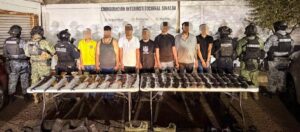 Nueve detenidos con armamento y vehículos robados en Valle Alto, Culiacán.