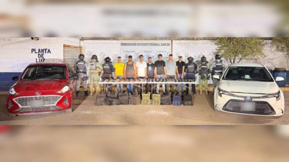 Fue en Valle Alto, Culiacán, Sinaloa, la detención de 9 hombres armados y con vehículos robados; dos son menores de edad