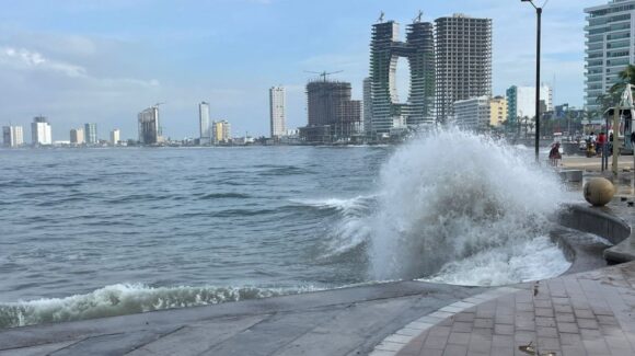 Mazatlán mantiene vigilancia sobre huracán ‘Polo’; descartan riesgo directo, señala alcaldesa