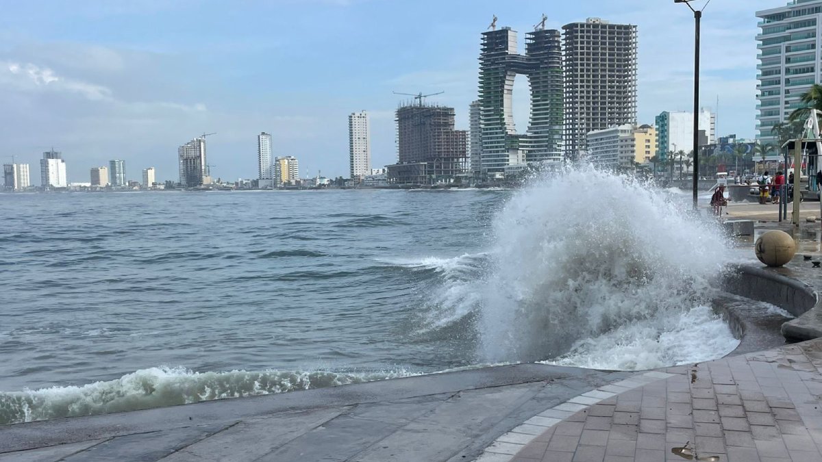 oleaje y quemadores mantienen en alerta la costa de mazatan