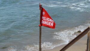 oleaje y quemadores mantienen en alerta la costa de mazatlan sin