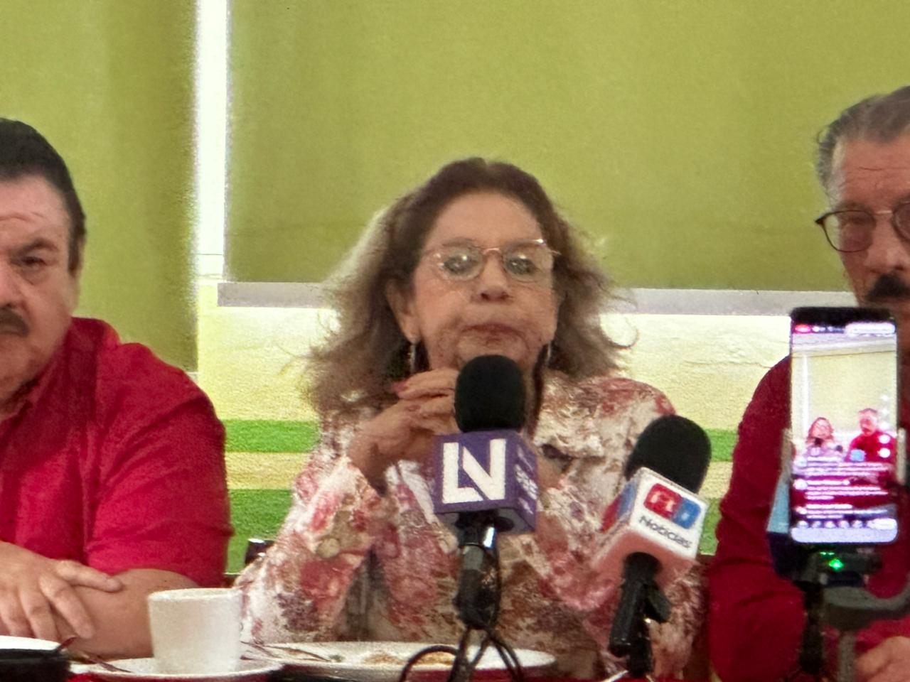 Olegaria Carrazco Macías en conferencia de prensa en Mazatlán