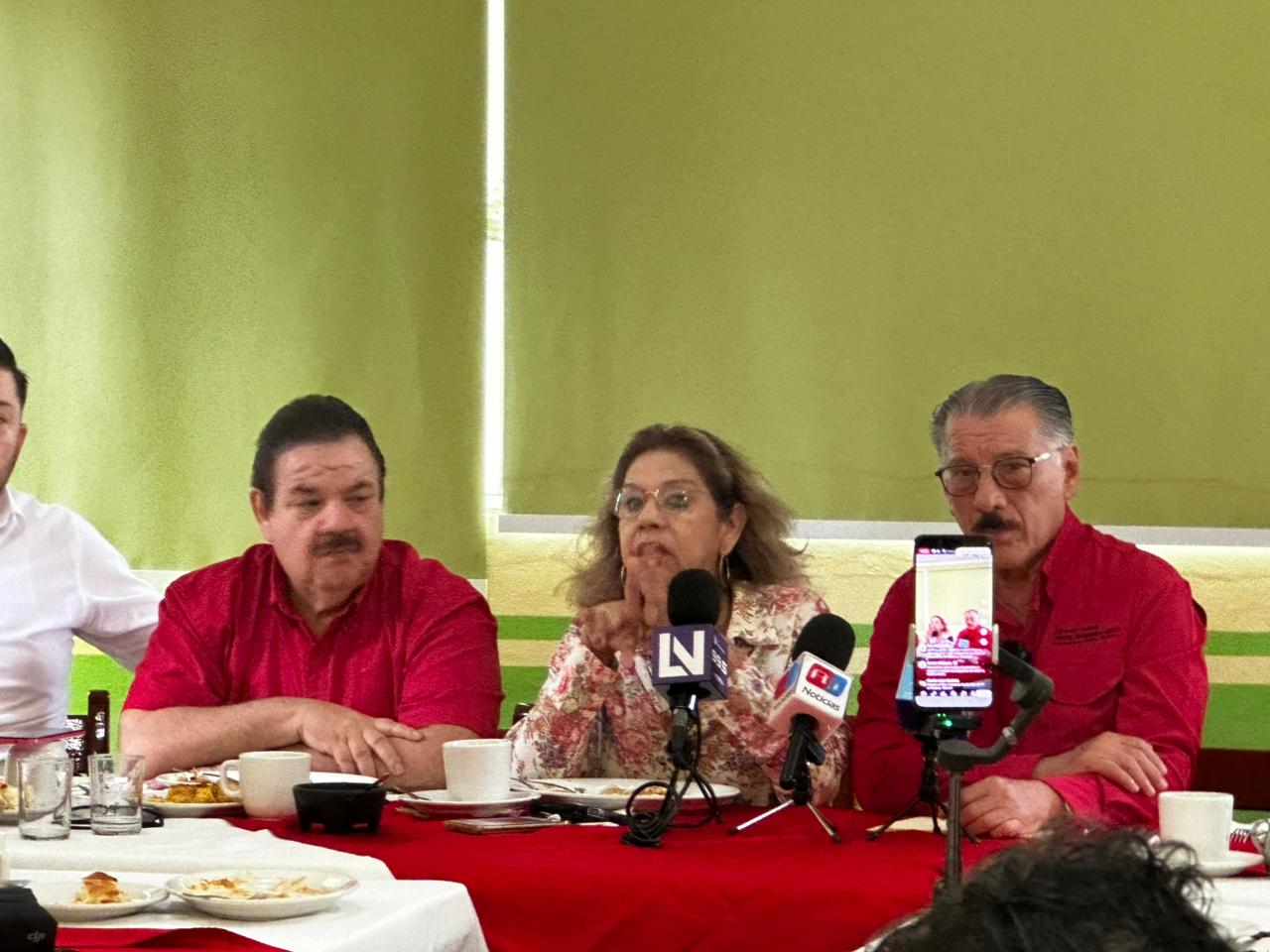 Olegaria Carrazco Macías en conferencia de prensa en Mazatlán