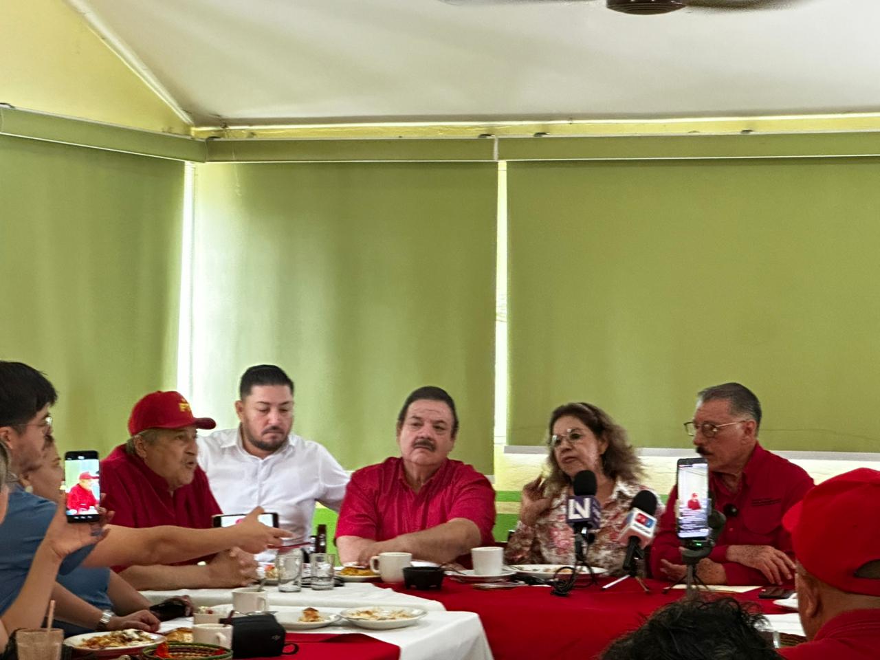 Olegaria Carrazco Macías en conferencia de prensa en Mazatlán