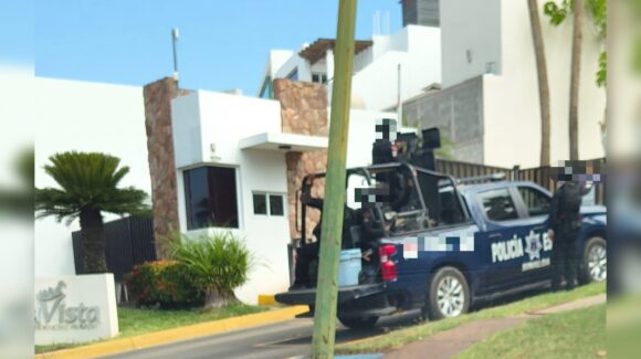 Se registra operativo en residencial Interlomas en Culiacán; reportan vehículos y armas aseguradas en un domicilio