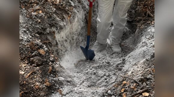 Hallan osamenta humana en fosa clandestina cerca de El Tecomate de Siqueros; aseguran vehículo robado y placas de automóviles
