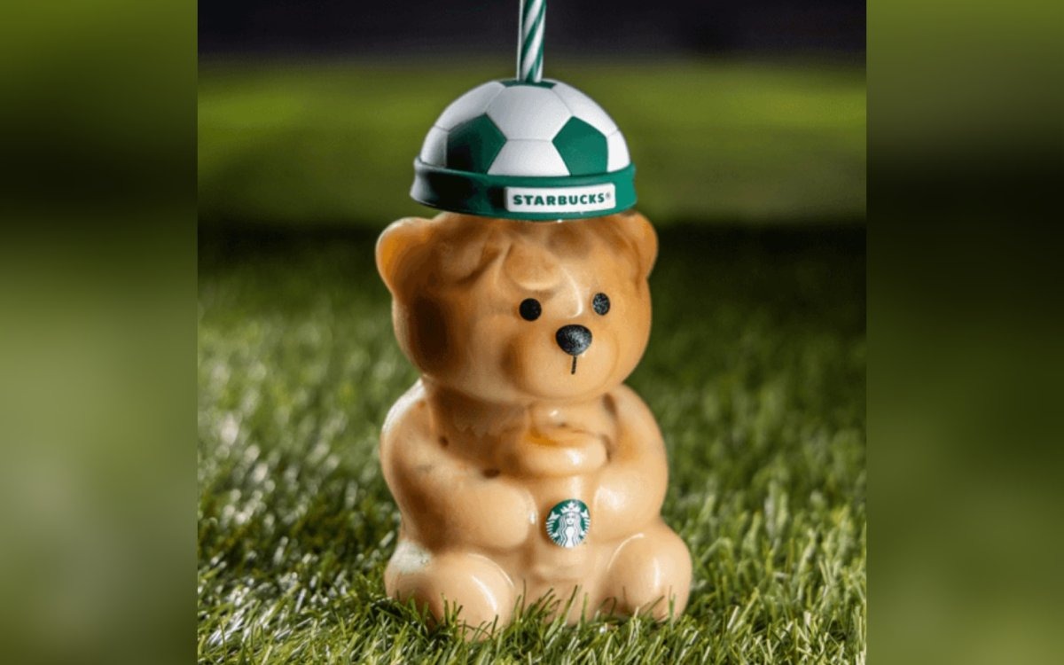 Oso de Starbucks con gorro de futbol