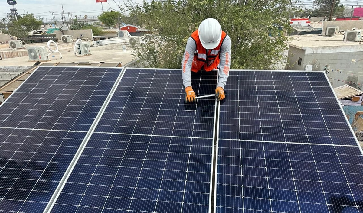 Instalación de paneles solares por la CFE
